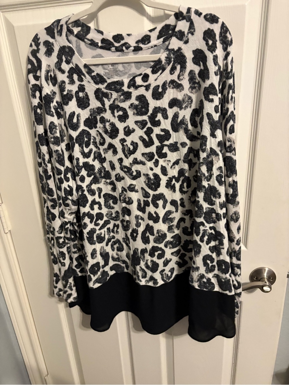 477- Women's Leopard Print Long Sleeve Tunic Top in White and Black